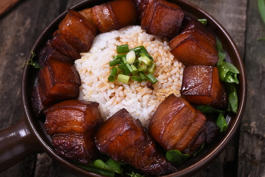 紅燒肉蓋飯 砂鍋