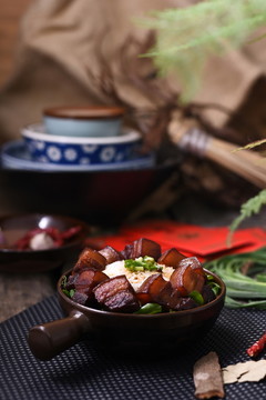 砂鍋紅燒肉蓋飯