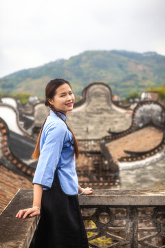 清純民國(guó)學(xué)生裝少女古村人像