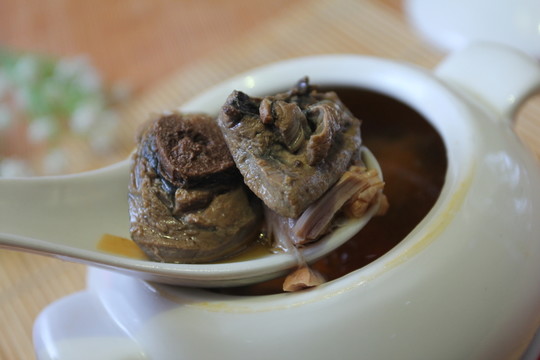 養(yǎng)顏烏雞湯