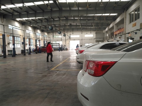 汽車(chē)修理廠(chǎng)車(chē)間內(nèi)部