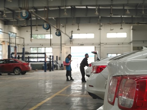 汽車修理廠車間內(nèi)部