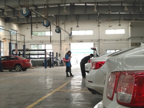 汽車修理廠車間內(nèi)景