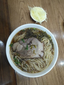 燜蹄雪菜面