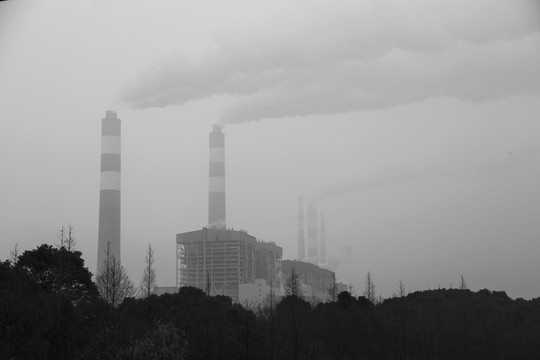 電廠煙囪冒煙