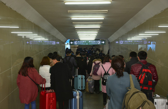 火車站出站口的乘客