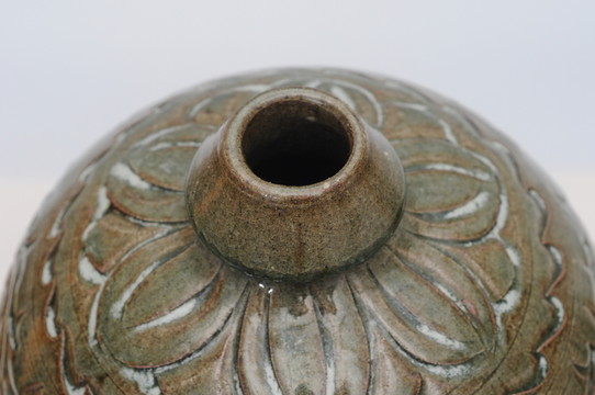 宋瓷 青釉刻花石榴樽