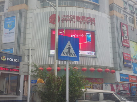 城市人行道標(biāo)識(shí)