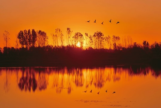 湖畔夕陽
