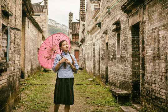 鄉(xiāng)村打傘的民國女學(xué)生褪色