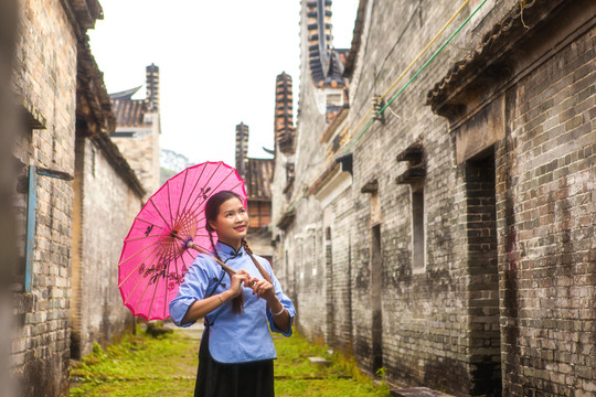 鄉(xiāng)村打傘的民國女學生