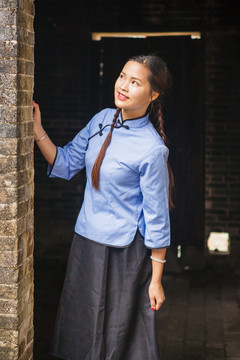 鄉(xiāng)村老屋民國女學生