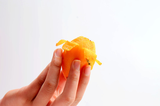 手里拿著剝開的枇杷
