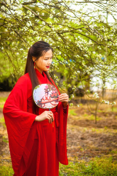 手拿團扇的古裝美女