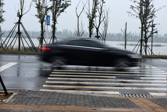 飛馳的小黑車