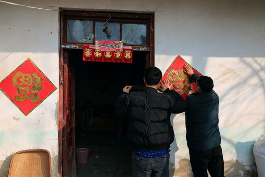 貼春聯(lián)