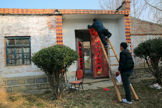 貼春聯(lián)