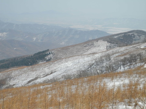 群山春雪