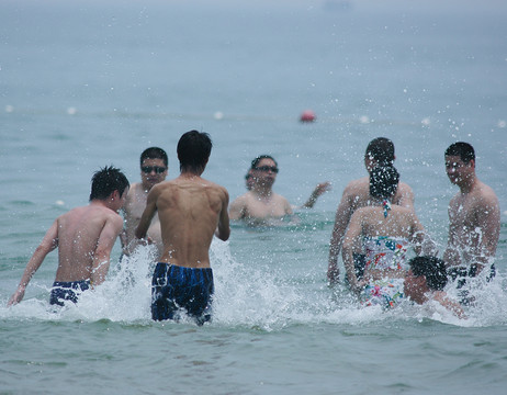 海邊戲水