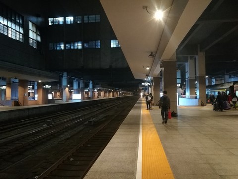車(chē)站夜行人