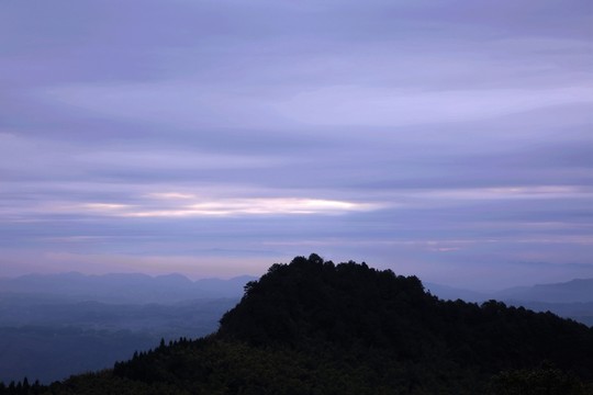 清晨時節(jié)的高山云彩