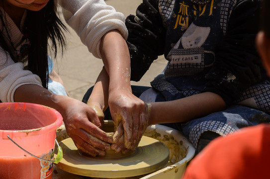 學(xué)習(xí)制陶玩泥巴