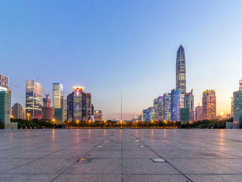夜晚深圳城市中軸線上的摩天大樓