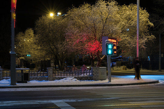 夜幕下春雪小鎮(zhèn)