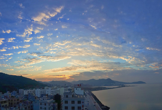 朝霞滿天 海港日出