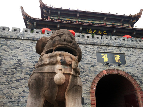 雒城門