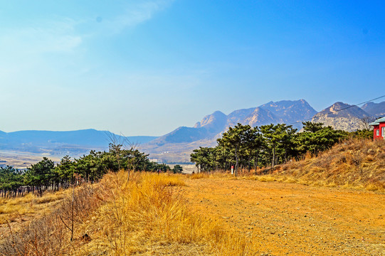 小路和群山
