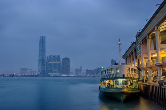 香港的摩天大樓和渡輪