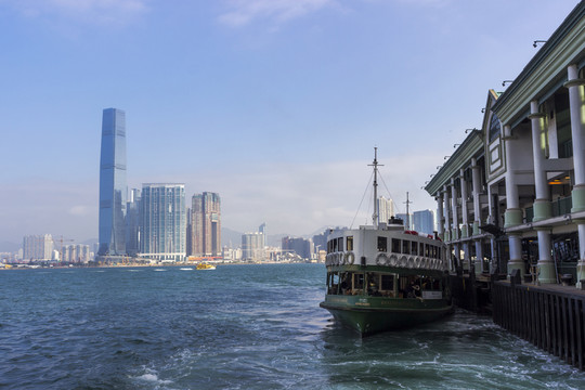 香港的摩天大樓和渡輪