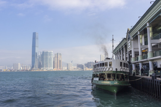 香港的摩天大樓和渡輪