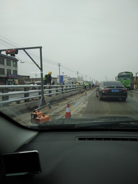 路上 堵車 修路