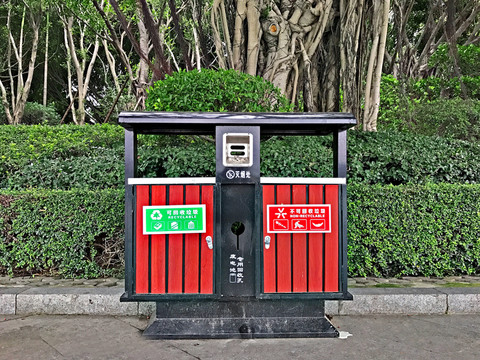 公園環(huán)保垃圾桶