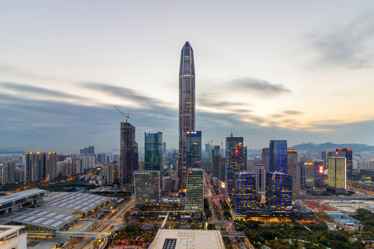 深圳市中心的摩天大樓和天際線