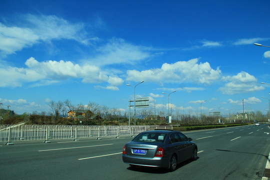 奔跑的小汽車