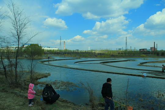 湖邊春游