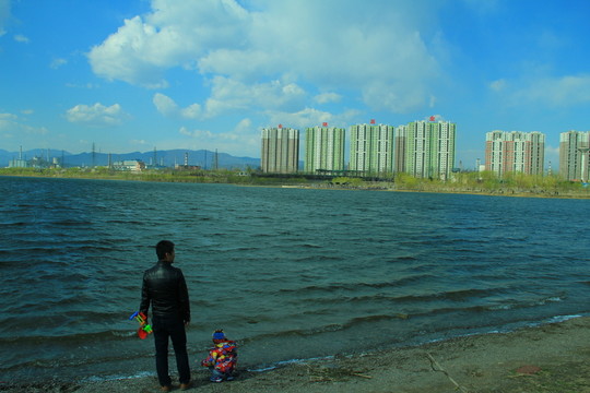 父子湖邊春游