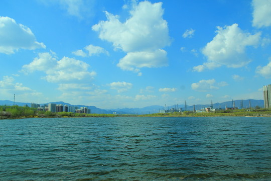 遠(yuǎn)山湖水