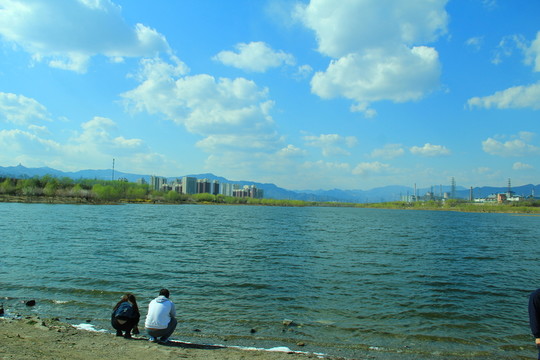 春游湖邊