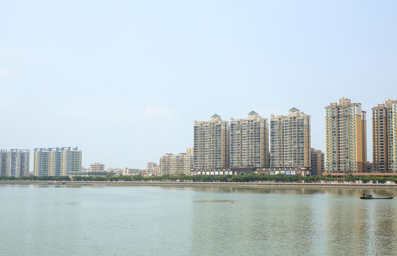 海邊高樓大廈
