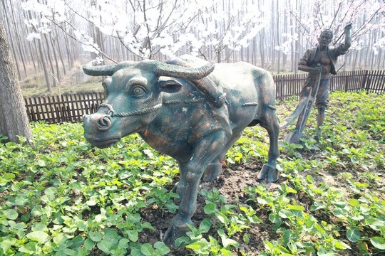 農(nóng)民耕田犁地雕塑