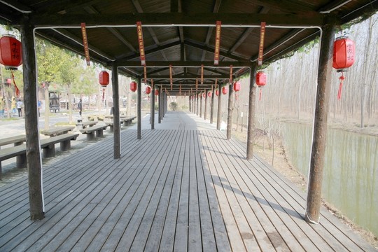 木結(jié)構(gòu)長(zhǎng)廊