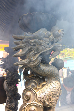 香爐柱子上的龍 龍的雕塑