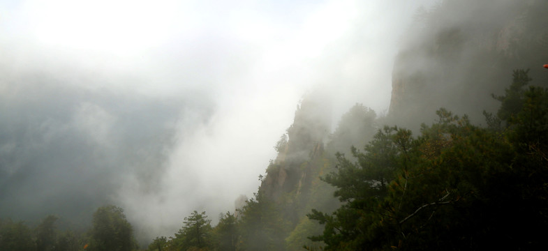 山間晨霧