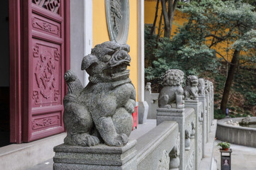 寺廟欄桿上的石獅子