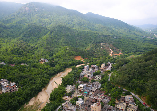 東水山 河流 山村