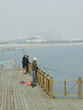 河邊垂釣